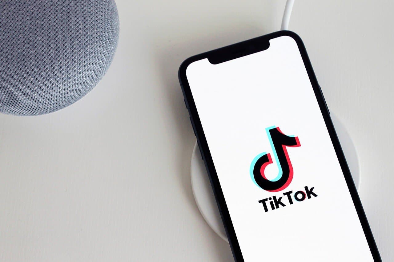 Prix pub TikTok : combien ça coûte vraiment de faire de la publicité sur TikTok ?