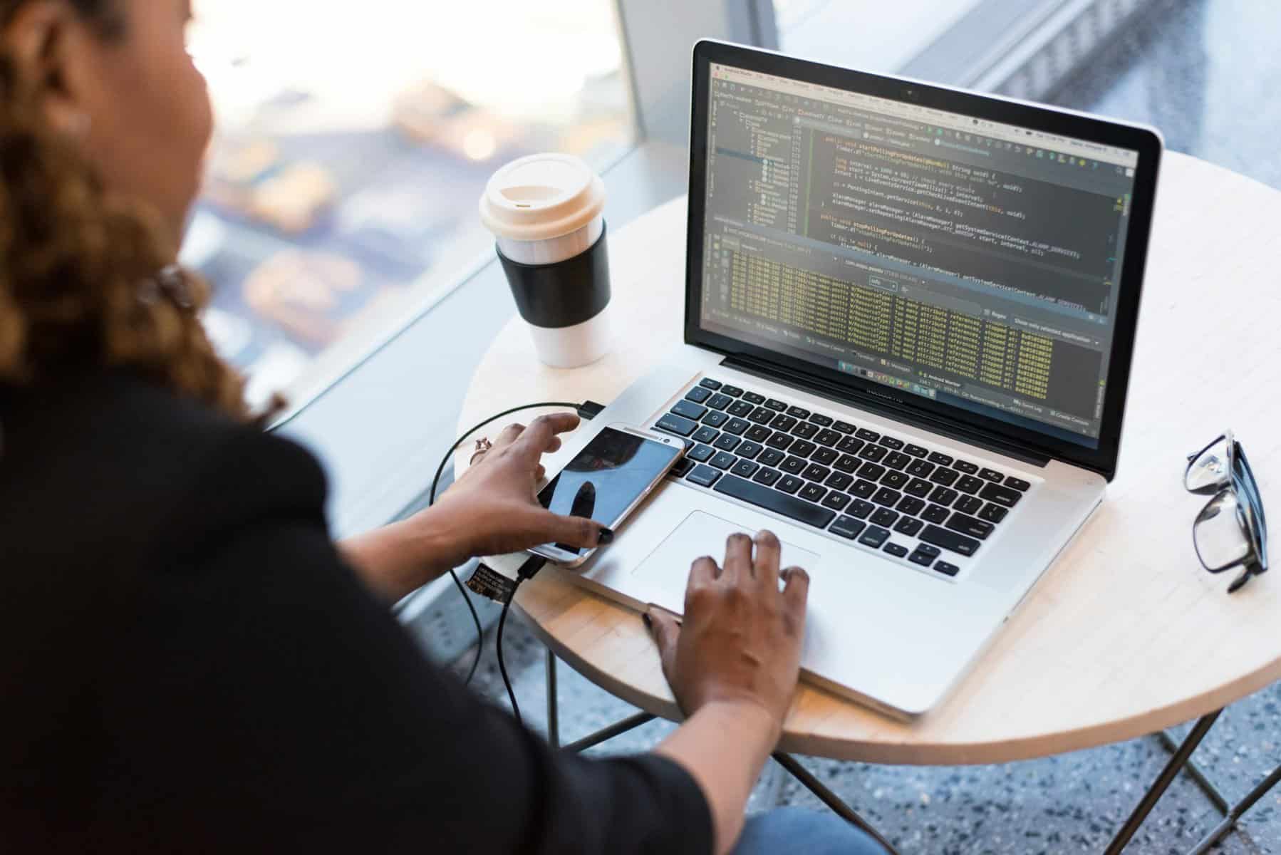 Commentaires HTML et référencement : impact réel sur le SEO en 2025