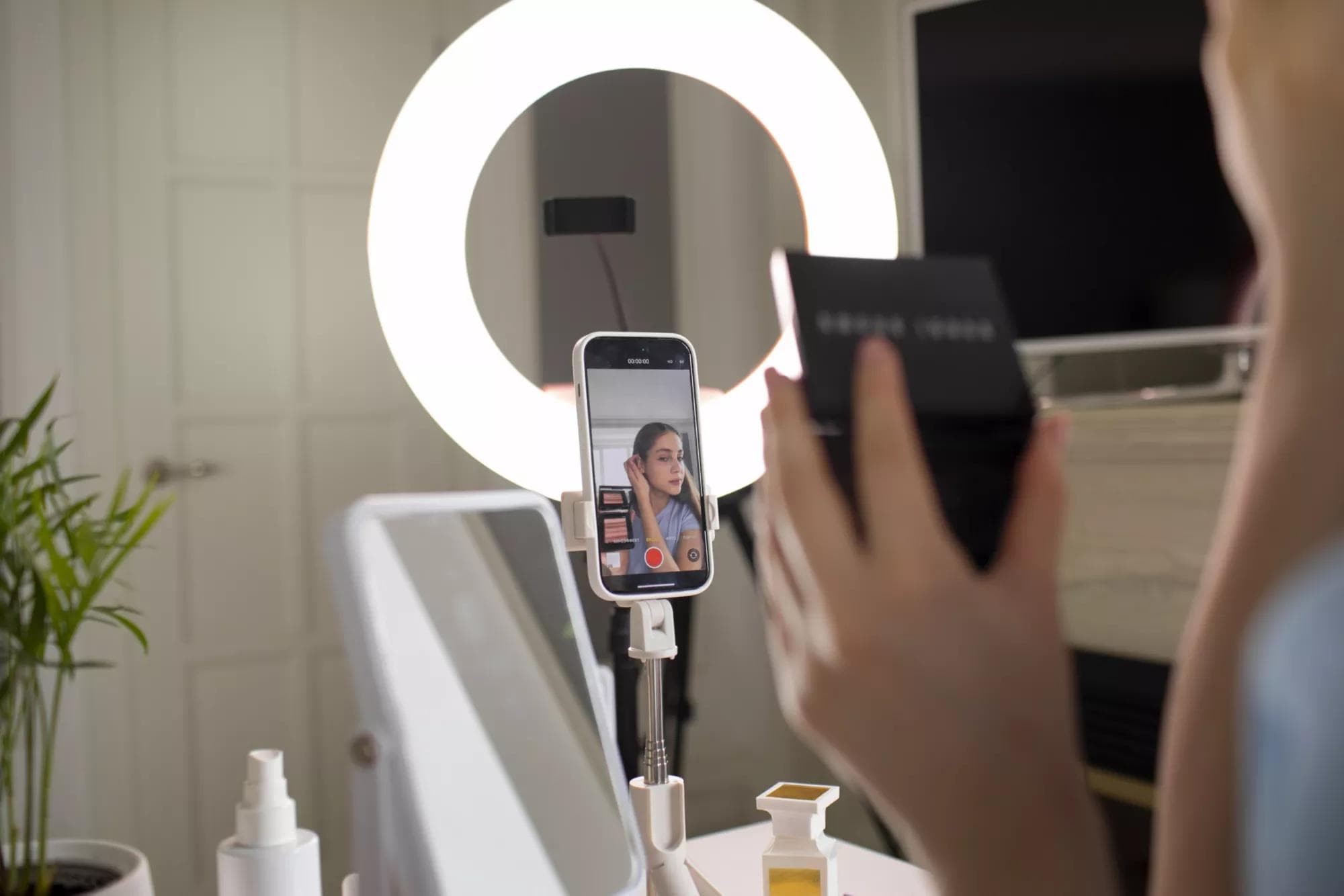TikTok Shop : comment l’application transforme le e-commerce en 2025 ?
