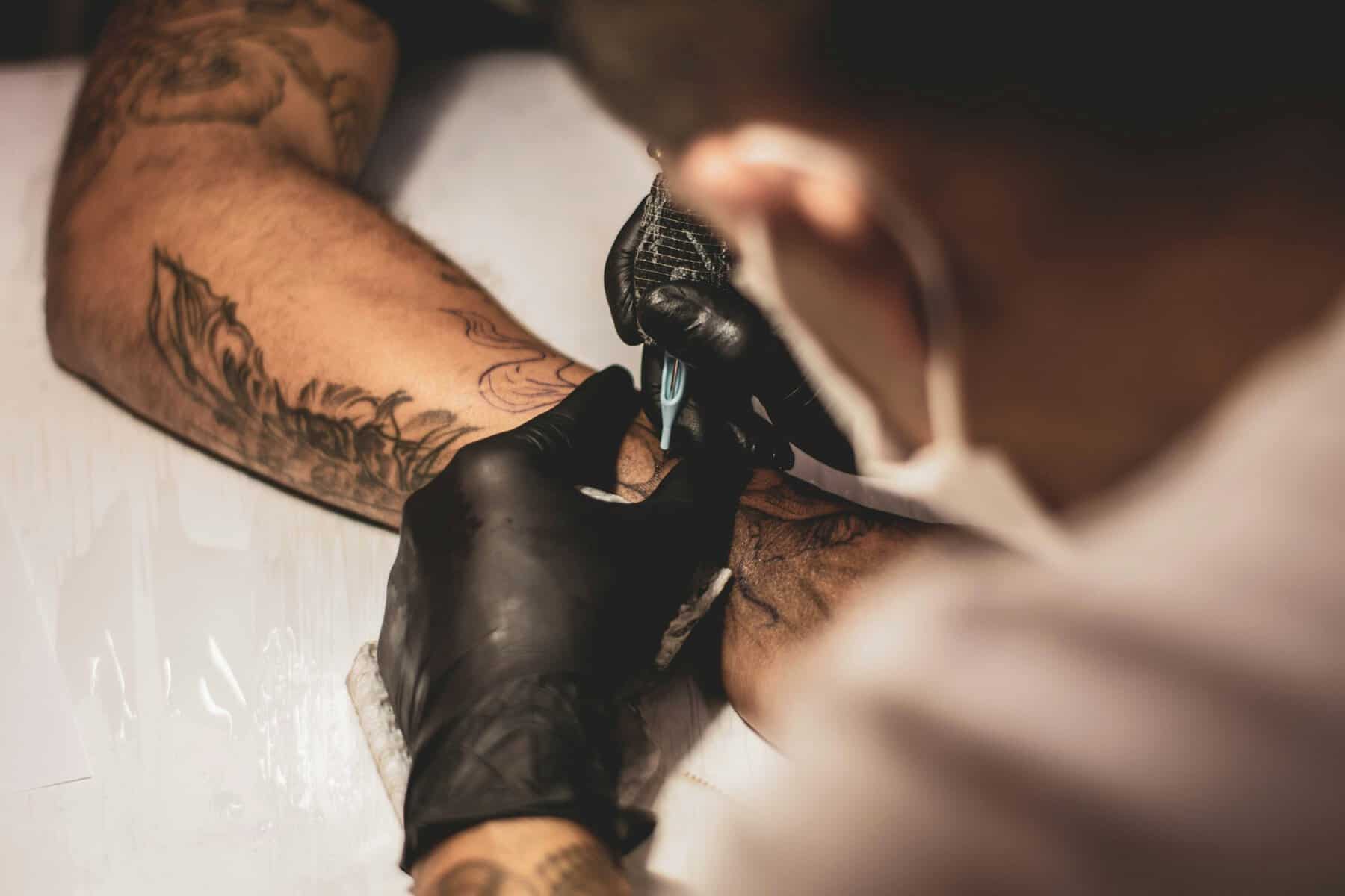 Les tendances marketing 2024 pour les tatoueurs : une révolution créative et numérique